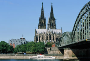 Analogbild vom Dom - Fotografie mit Dia vom Dom und Brücke