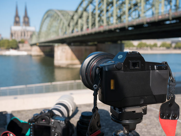 Testaufbau am Rhein, mit Domblick