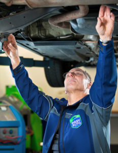 Werkstatt Aufnahme eines KFZ-Mechanikers in der Neustadt, Businessfoto.