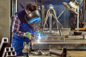 Handwerker bei Schweißarbeiten, Werkstatt in Köln-Höhenberg