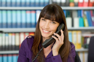 Frau mit Telefonhörer. Businessfotografie von Dirk Baumbach