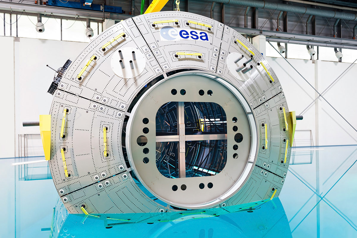 ESA in Köln. Raumfahrt Modul im Wasser. Fotograf: Dirk Baumbach.