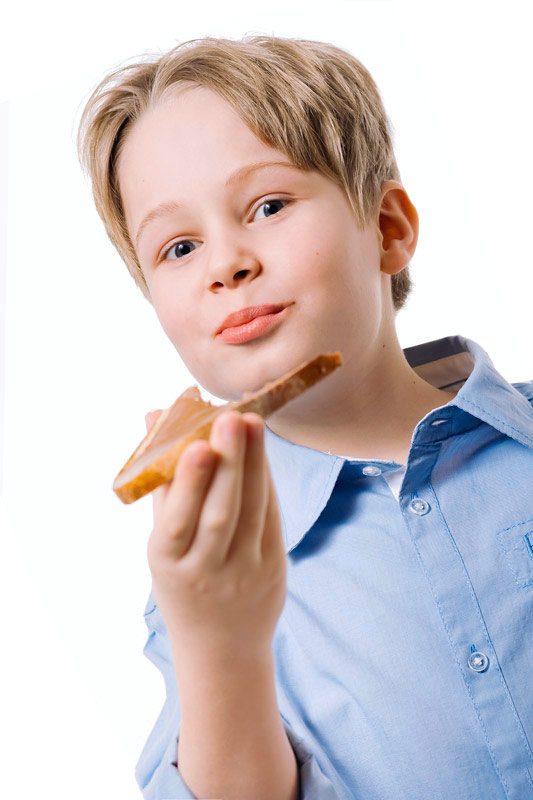 Junge im blauen Hemd mit Brot