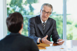 Business Gespräch am Tisch, Mann im Anzug