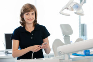 Ärztin in der Praxis mit Zahnmedizin Technik.