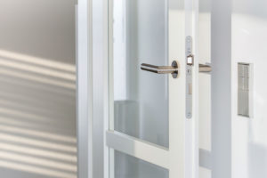 Haustür mit Glaseinsatz. Foto von Dirk Baumbach