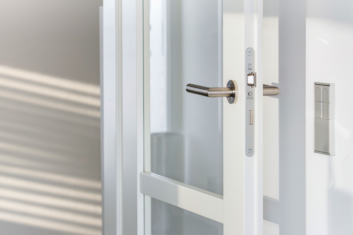 Haustür mit Glaseinsatz. Foto von Dirk Baumbach