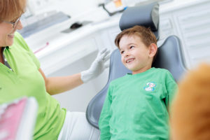 Kind im Behandlungsstuhl einer Zahnarzt Praxis