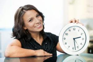 Junge Frau zeigt Uhr. Praxisfoto des Fotografen für Mitarbeiterfotos