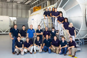 Gruppenfoto Astronauten und Mitarbeiter des Raumfahrtzentrums in Köln Porz