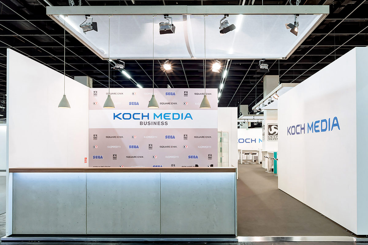 helles Foto eines Messe Stands von Koch Media Business