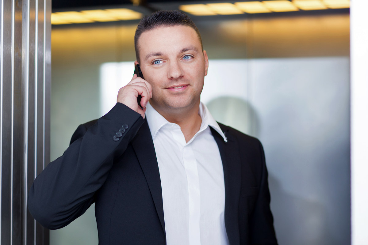 Business Mann telefoniert mit einem Mitarbeiter