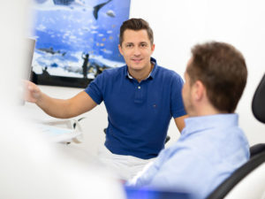 Arzt und Patient in einer Zahnmedizinischen Praxis