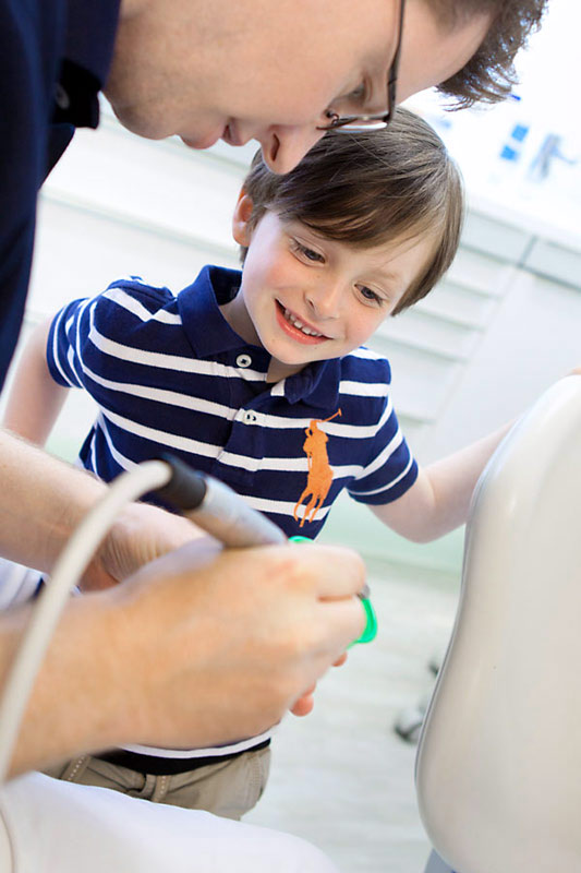 Arzt erklärt einem kleinen Jungen die Behandlung in der Praxis