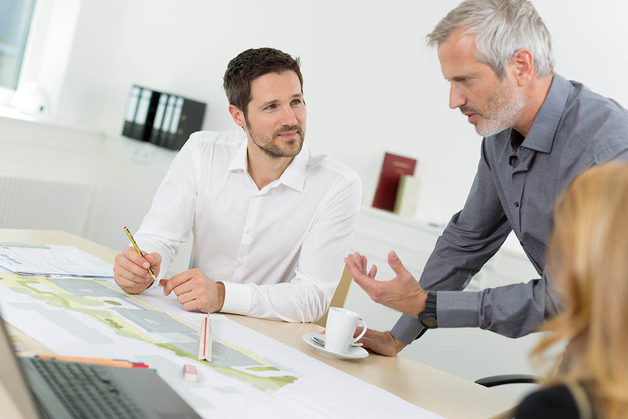 2 Männer im Gespräch - Businessfoto am Arbeitsplatz