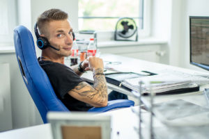 Mann mit Headset an seinem Schreibtisch