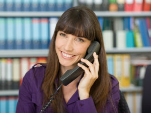 Frau am Telefon