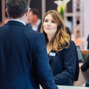 Messefotografie und Fotografen für Messen mieten, Potrait-Foto eine Messe Mitarbeiterin.