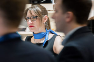 Dynamische Messefotografie von Menschen mit dem Fotografen der Messe.