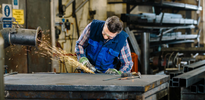 Handwerker bei Arbeiten. Fotograf in Reichshof für Businessfotos.