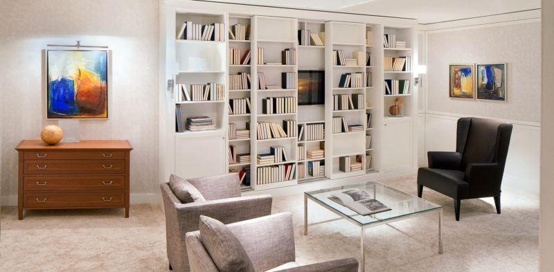 Klassisches Wohnzimmer mit Bücherschrank
