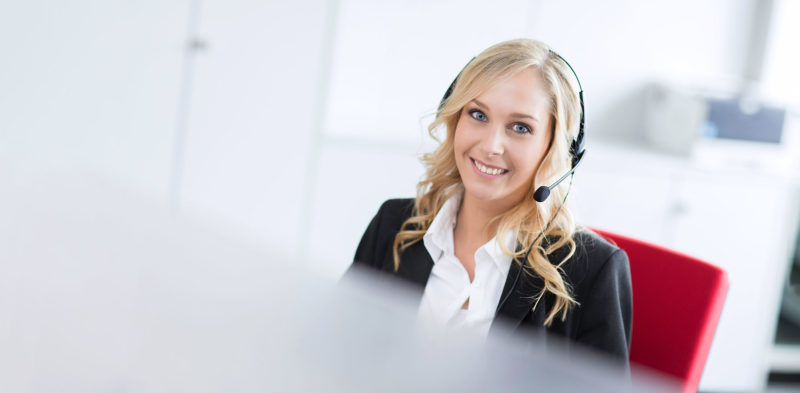 Frau mit Headset in Wenden. Mitarbeiter Fotograf