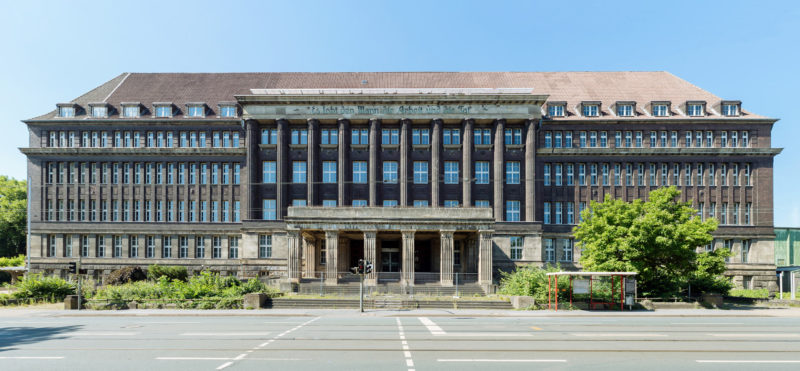 Großes Gebäude von 1921 - Immobilien Außenaufnahme