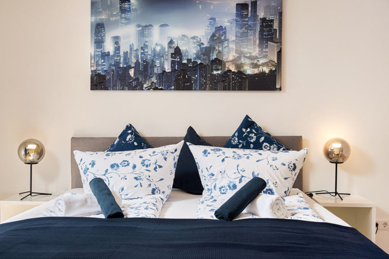 Doppelbett mit Kissen, Raum Foto aus Siegen.