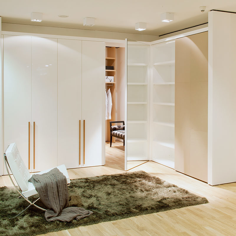 Schlafzimmerschrank und Stuhl, Interieur in Siegen