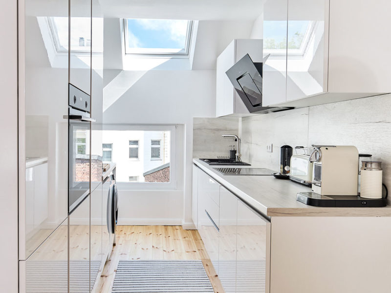 weiße Küche mit Küchengeräten - Fotografie des Immobilienfotgrafen