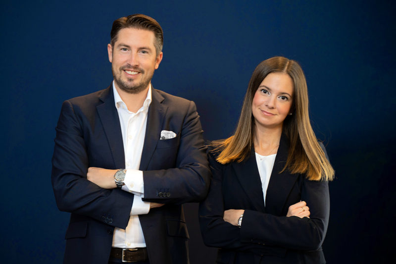 Business Mann und Business Frau mit verschränkten Armen