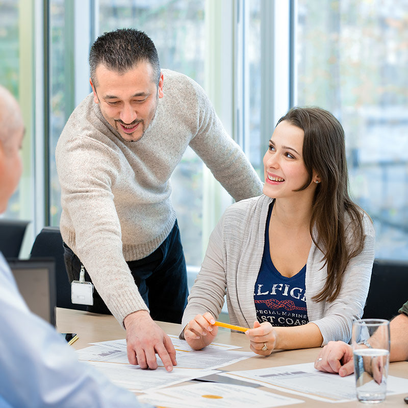 Junge Frau und Mann bei Besprechung im Büro