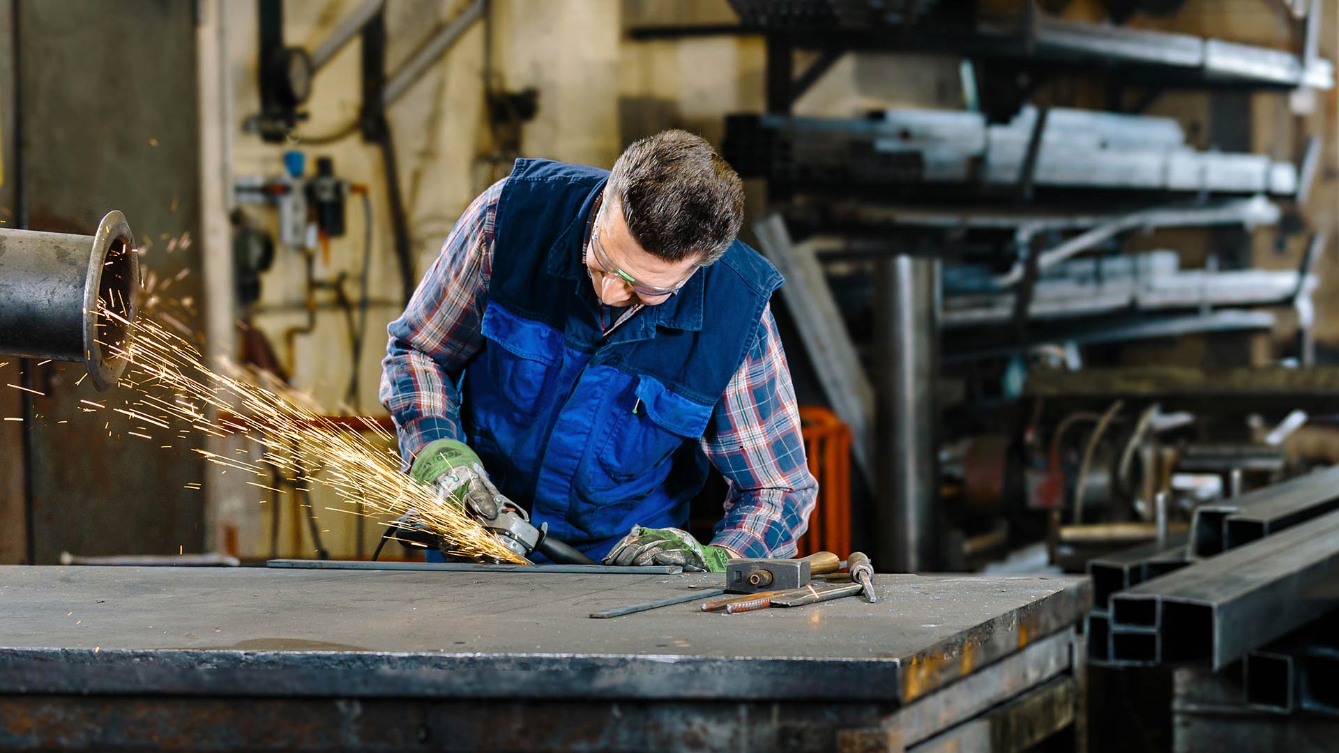 Handwerker von im Umkreis bei Schweißarbeit