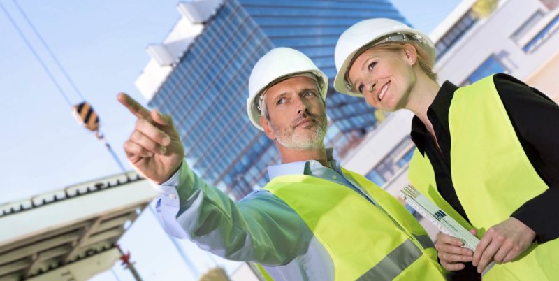 Business Foto zweier Mitarbeiter von Bauunternehmen
