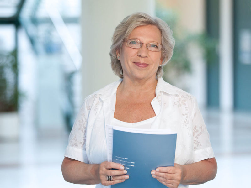 Frau mit Brille. Mitarbeiter Portrait Foto. Beispiel eines Fotoshootings in Köln.