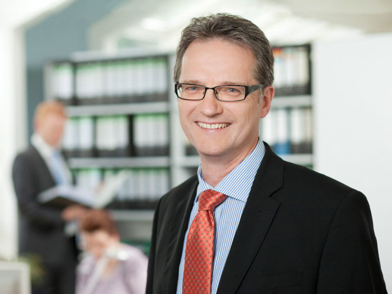 Manager Portrait im Kölner Büro. Fotograf Dirk Baumbach.