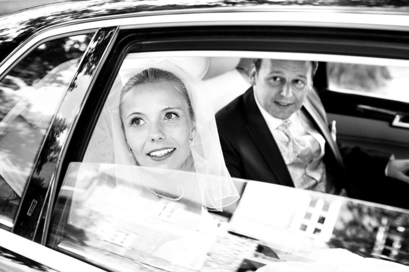 Braut im Auto Foto des Kölner Hochzeitsfotografen