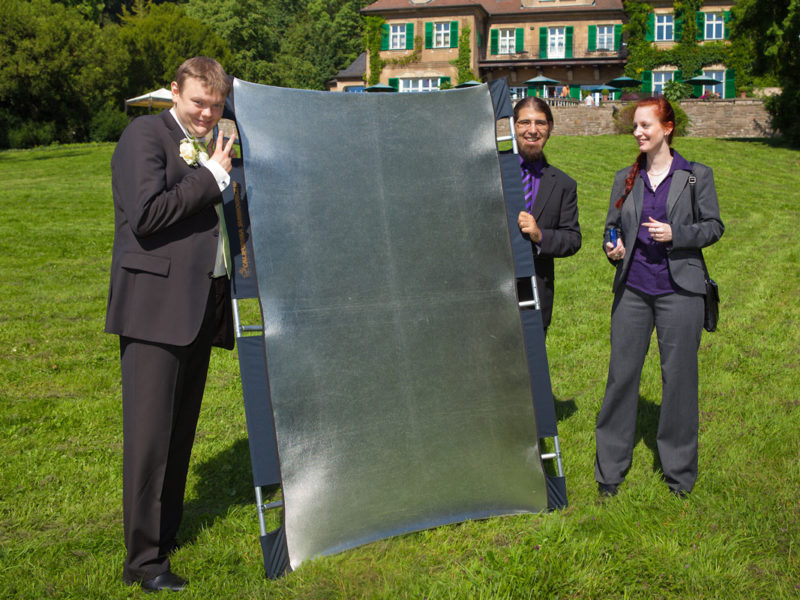 kölner Hochzeitsgäste helfen beim Fotoshooting