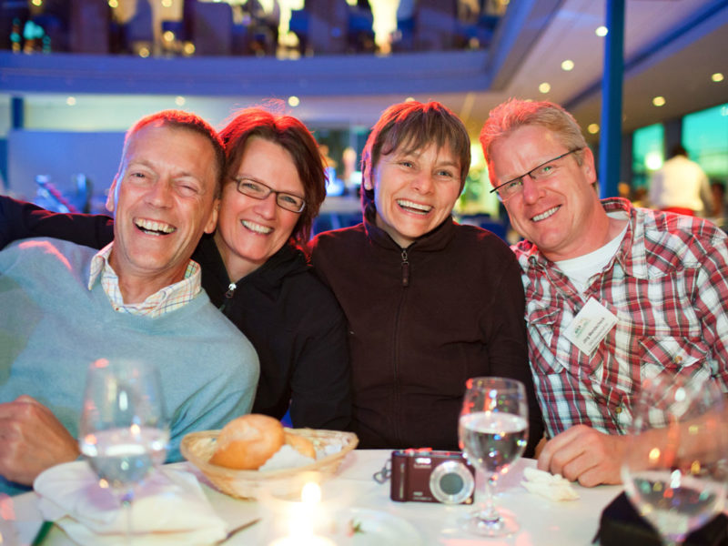 4 Gäste lachend auf dem Event des Rheinschiffs