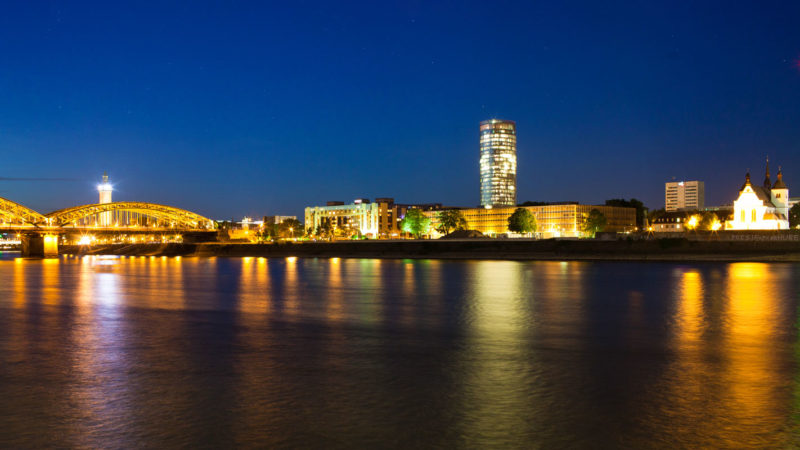 Foto vom Rheinufer, Köln Rechtsrheinisch. Links ist im Bild die Hohenzollernbrücke zu sehen