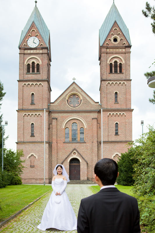 Braut vor Kölner Kirche Fotograf für Hochzeitsfotos