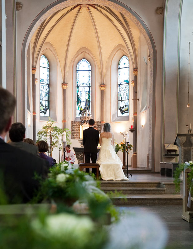 Brautpaar vor Altar in der Kirche in Köln