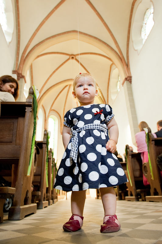 Kind in der Kirche - Bild Hochzeitsfotograf Koeln