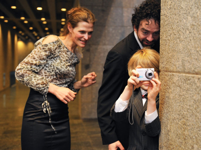 2 Erwachsende und Kind mit Fotokamera in Köln Standesamt