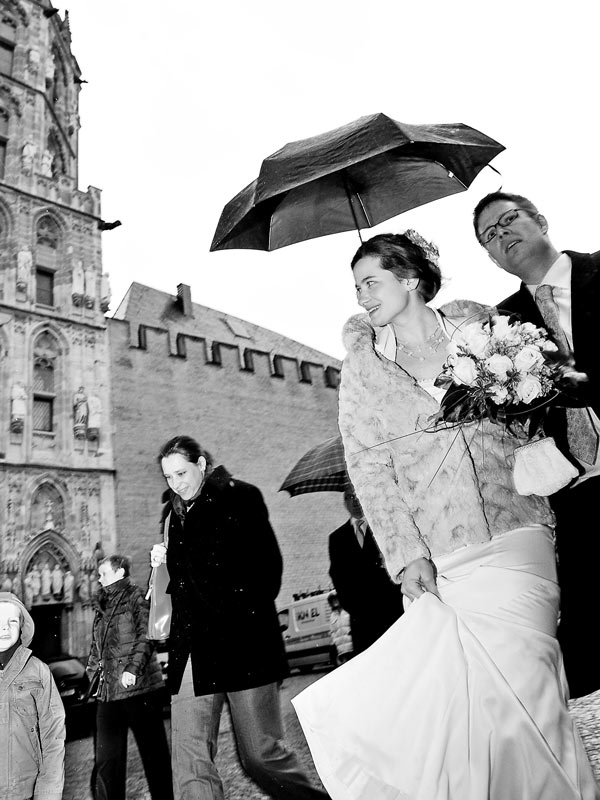 Brautpaar mit Schirm vor Standesamt in Köln