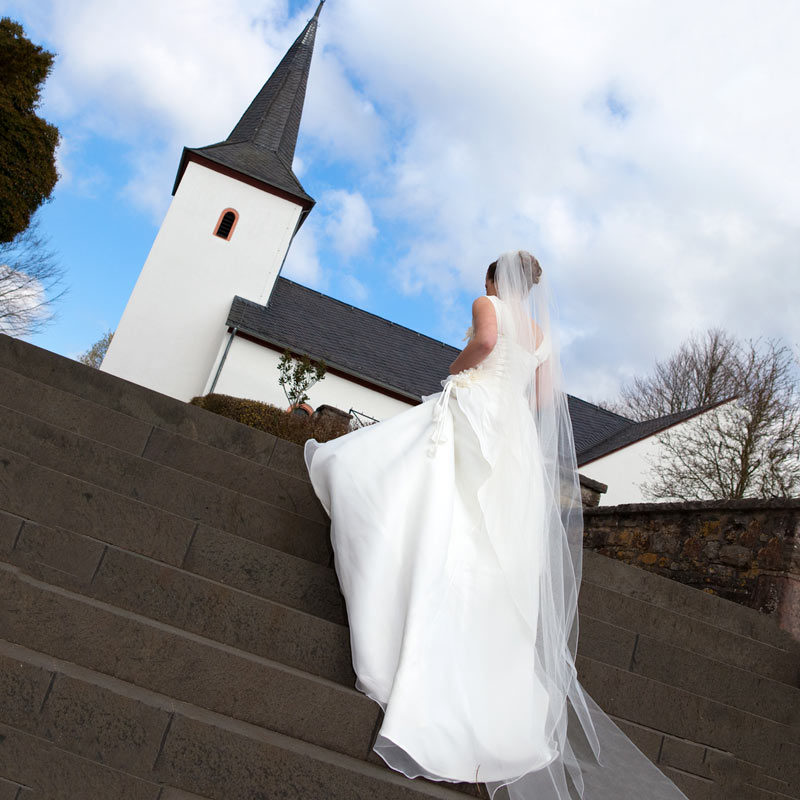 Die Braut auf dem Weg zu Kirche in Köln. Copyright, Fotograf Dirk Baumbach.