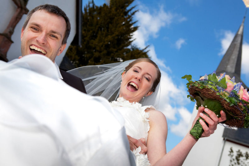 Die Braut über die Schwelle Tragen. Kölner Hochzeitsfoto