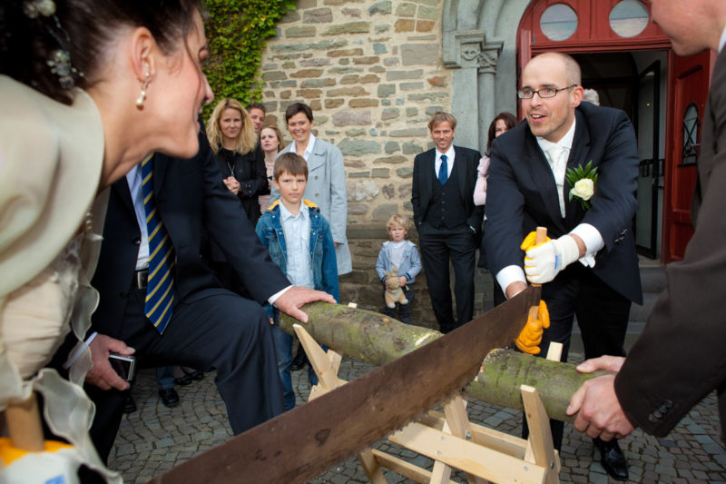 Holzstamm durchsägen. Hochzeitsfoto - Copyright, Fotograf Dirk Baumbach.