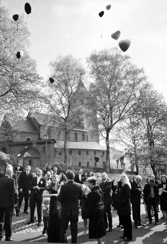 Nach der Trauung. Ballons steigen vor der Kirche auf. Copyright, Fotograf Dirk Baumbach.
