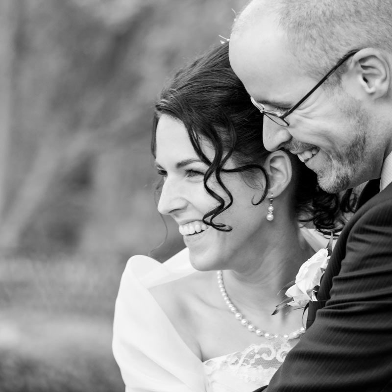 lachendes Brautpaar bei Hochzeit in Köln